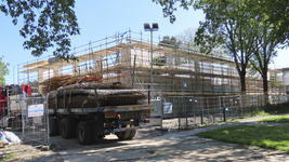 901444 Gezicht op de bouw van het nieuwe schoolgebouw voor de Koningin Beatrixschool op de hoek van de Laan 1954 en de ...